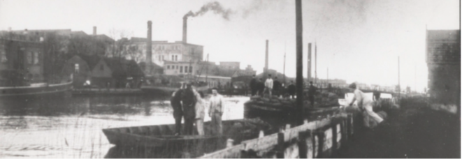 Foto van Nauernasche Vaart met fabrieken op de achtergrond, 1916. Stadsarchief Zaanstad